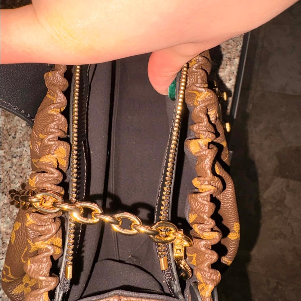 Louis Vuitton Gold-Chain Shoulder Bag - Picture 5 of 8